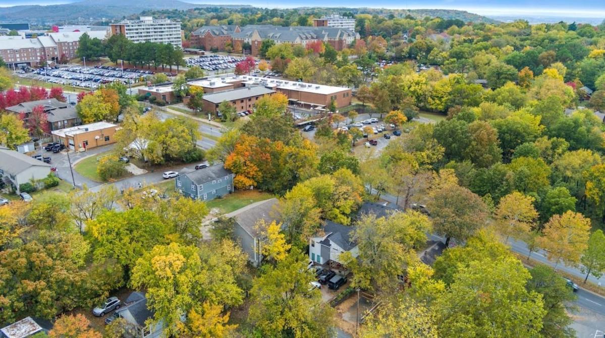 Little Red-Easy 1 2 Mi Walk To Uofa Campus Βίλα Fayetteville Εξωτερικό φωτογραφία